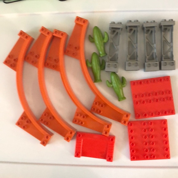 Disney Pixar piston cup & desert mega blocks - Picture 4 of 9